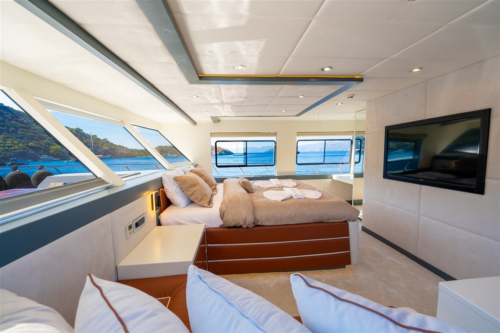 Learn how Wi-Fi works on Blue Cruise yachts in Turkey. Satellite vs mobile coverage, speeds, and remote work tips.