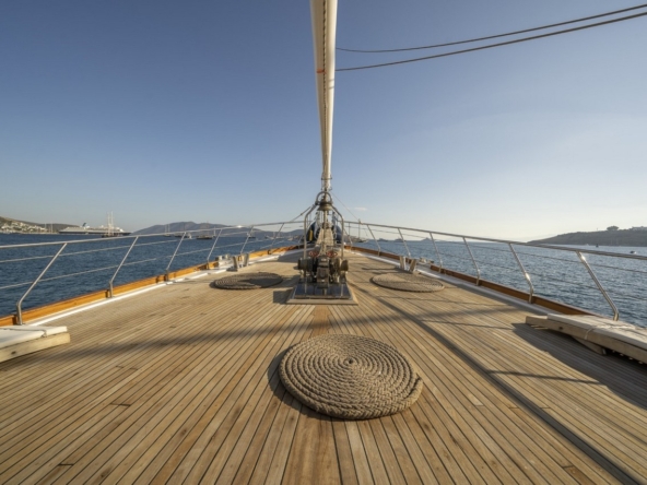 Discover why fuel is sometimes included and sometimes excluded in a Blue Cruise. Learn how yacht type, route, and pricing models affect costs.