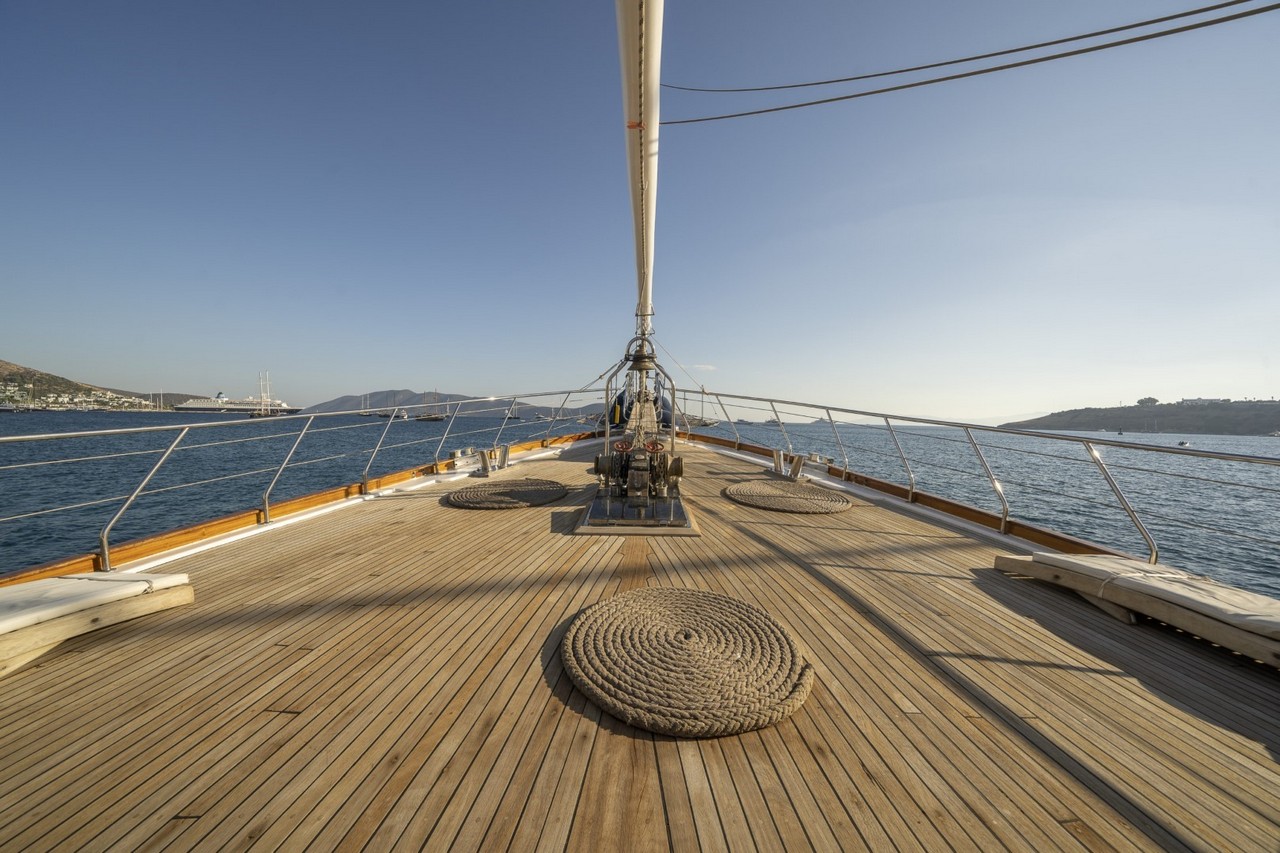 Discover why fuel is sometimes included and sometimes excluded in a Blue Cruise. Learn how yacht type, route, and pricing models affect costs.