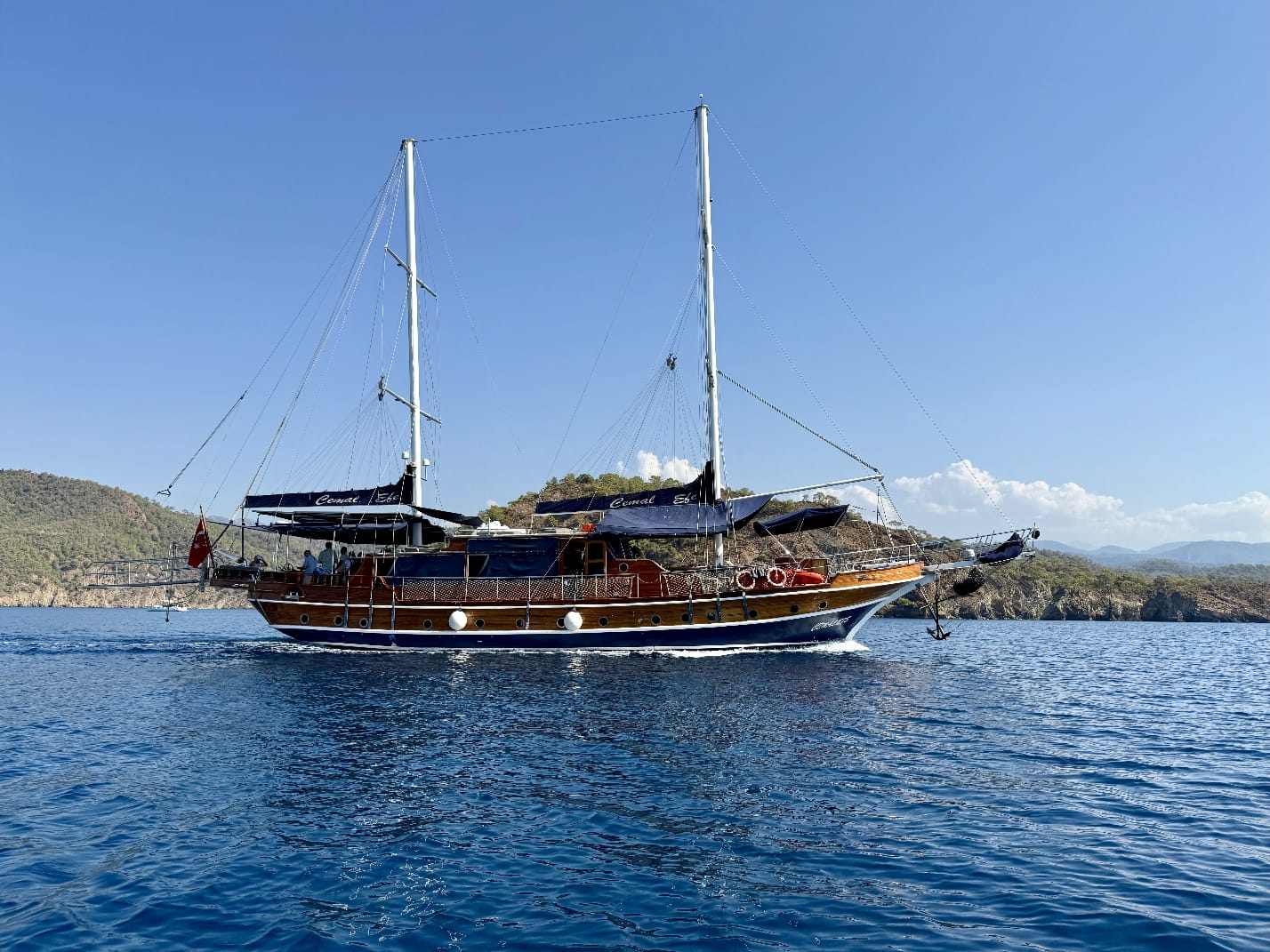Discover sheltered bays around Göcek, Fethiye, Marmaris and Gökova for your yacht holiday in Turkey, with practical route planning and anchoring advice