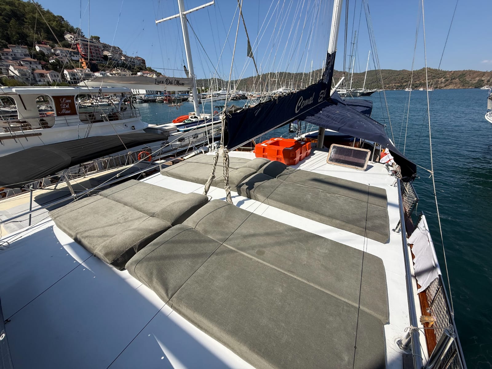 Discover seven-day round-trip yacht routes from Göcek, Fethiye, Marmaris and Bodrum. Explore beautiful bays and practical Blue Cruise planning tips.