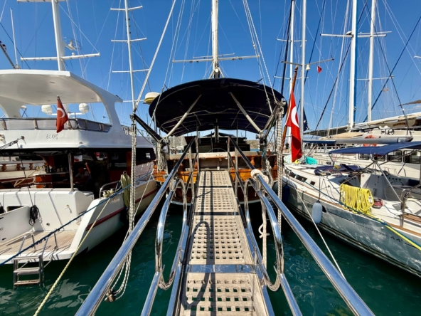 Compare marina stays and overnight anchoring on a yacht holiday in Turkey. Explore comfort, privacy, costs and practical tips for families and couples.