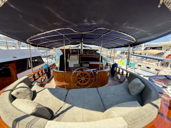 Learn how freshwater systems, yacht showers, hot water and watermakers work, with practical tips for a comfortable blue cruise.